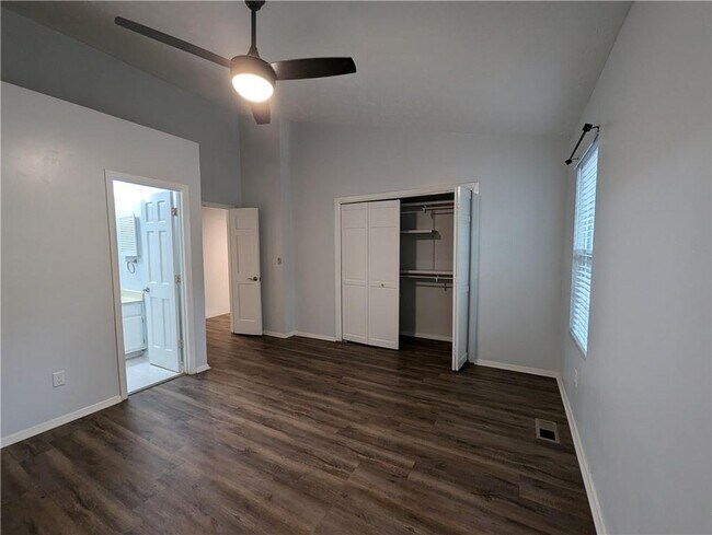 Building Photo - 906 Wedgewood Way