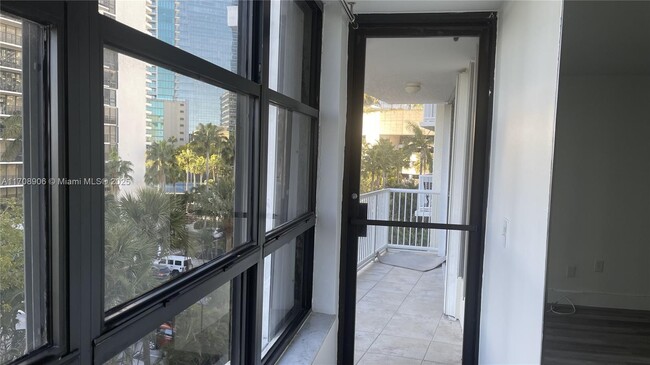 Building Photo - 1440 Brickell Bay Dr