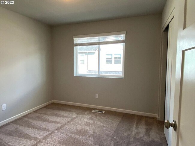 Building Photo - Modern Living in Reeds Crossing – 3BR/2.5B...