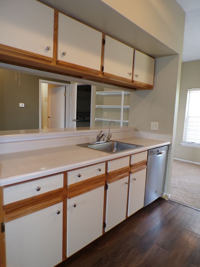 Building Photo - Charming 1 Bed, 1 Bath Main-Floor Condo in...