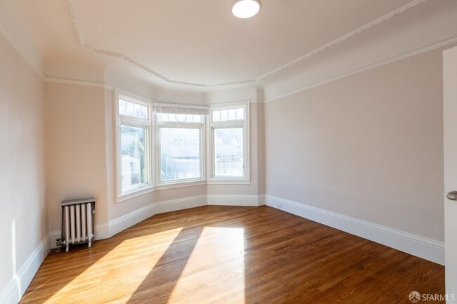 Building Photo - 910 Bay St