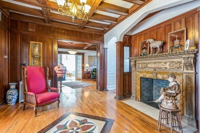 Building Photo - 161 W Beech St