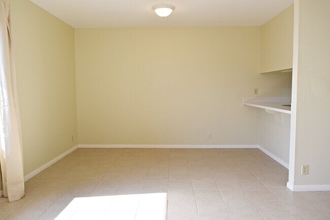 Building Photo - Upstairs 2BR/1BA North Park Apt with Assigned Parking and Laundry On-Site!
