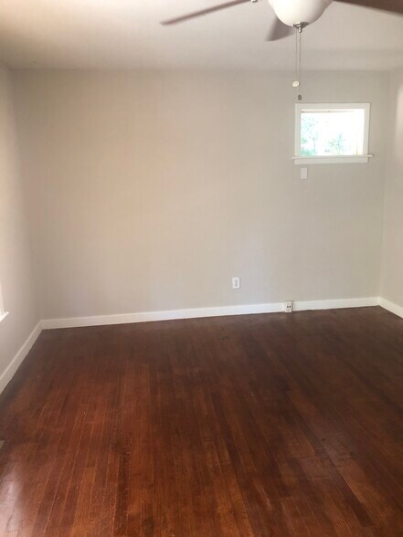 Building Photo - 501 Rosewell Ln