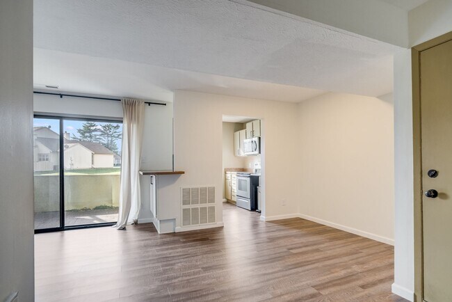 Building Photo - 2 bedroom 1 Bathroom Condo-