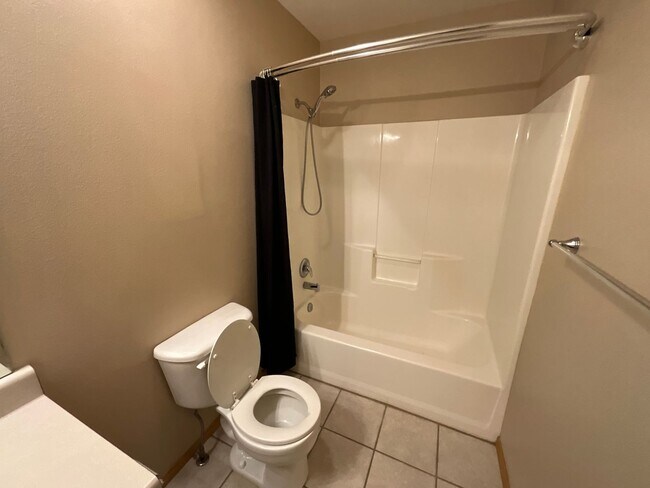 Building Photo - Beautiful Home on Private Setting
