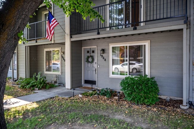Building Photo - Sleek, Modern SE Boise Townhouse