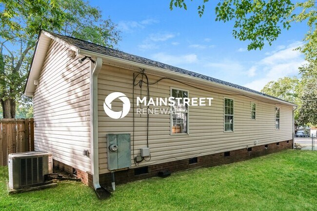 Building Photo - 4 Bedroom Pet-Friendly Home in Selma, NC w...