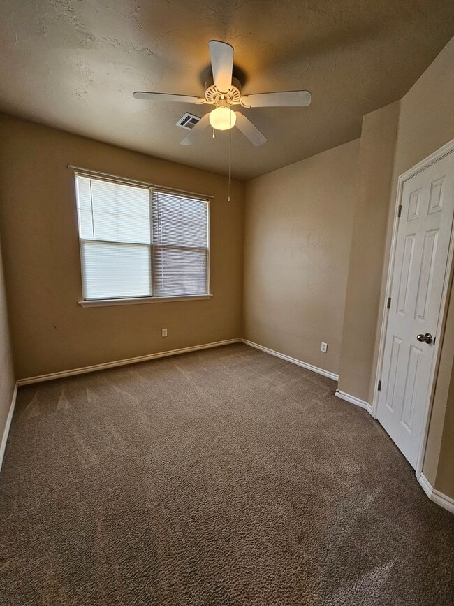 Building Photo - (3) Bed/(2.5) Bath Townhouse in Core Norman! Avail NOW!
