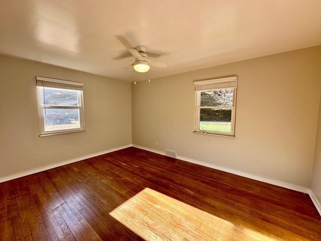 Building Photo - 208 Bridge St