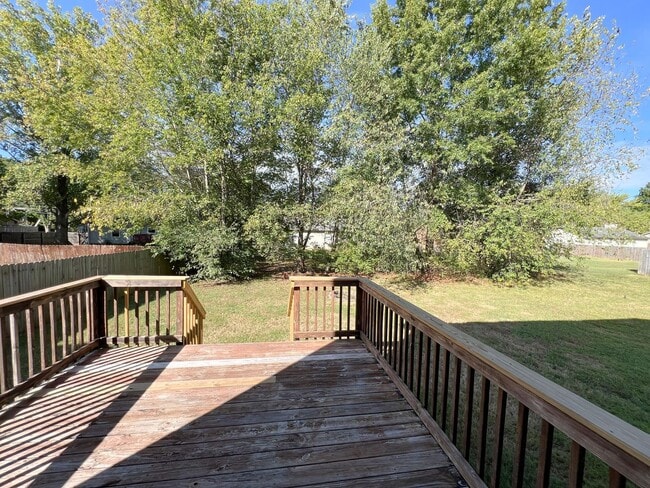 Building Photo - 3 Bedroom 2.5 Bath home in well established neighborhood!