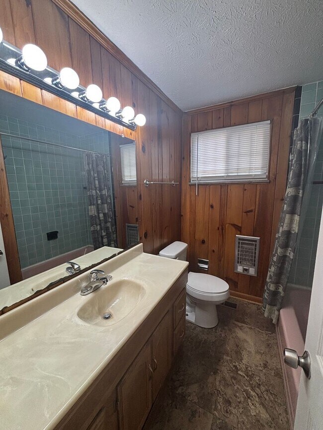 Building Photo - Updated 3bd/2bth home with Remodeled Master Suite & Prime Location!