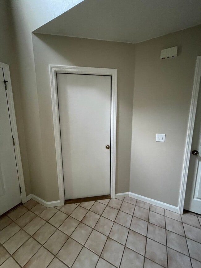Building Photo - Briarwood West/NEW KITCHEN COUNTERTOPS!  D...