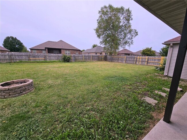 Building Photo - 1300 SW Willowbend Ave