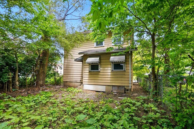 Building Photo - Two Bedroom in Dayton!
