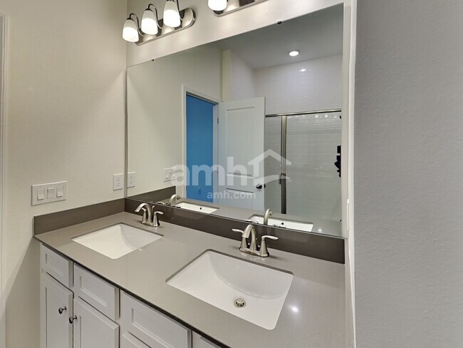 Building Photo - 964 Heavenly Dr