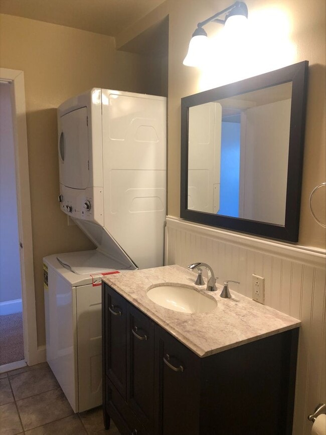 Building Photo - 811-4 N VAN BUREN St. Apt 4