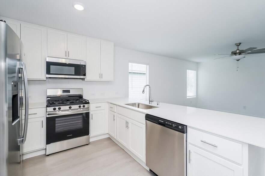 Building Photo - 2736 River Knl Ln