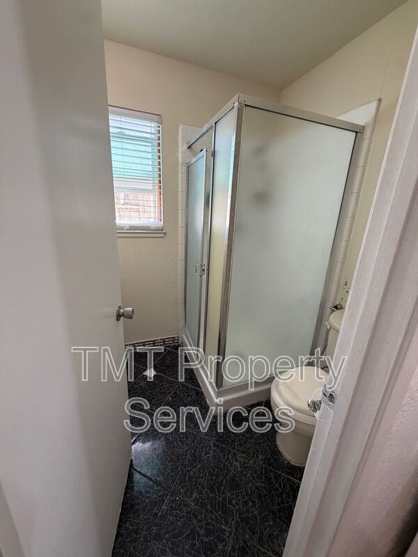 Building Photo - 930 Graywood Cir