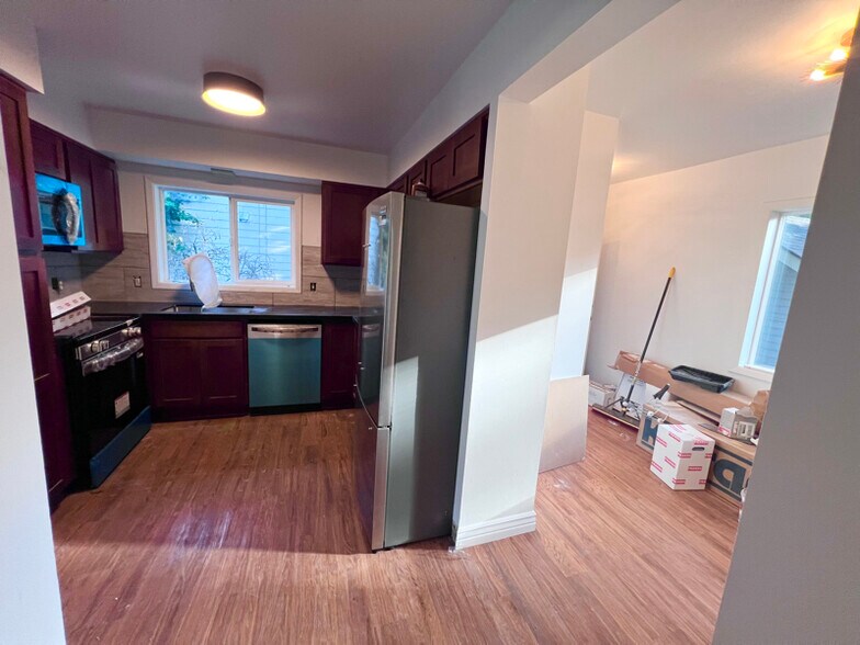 Building Photo - 315 NE 66th Ave