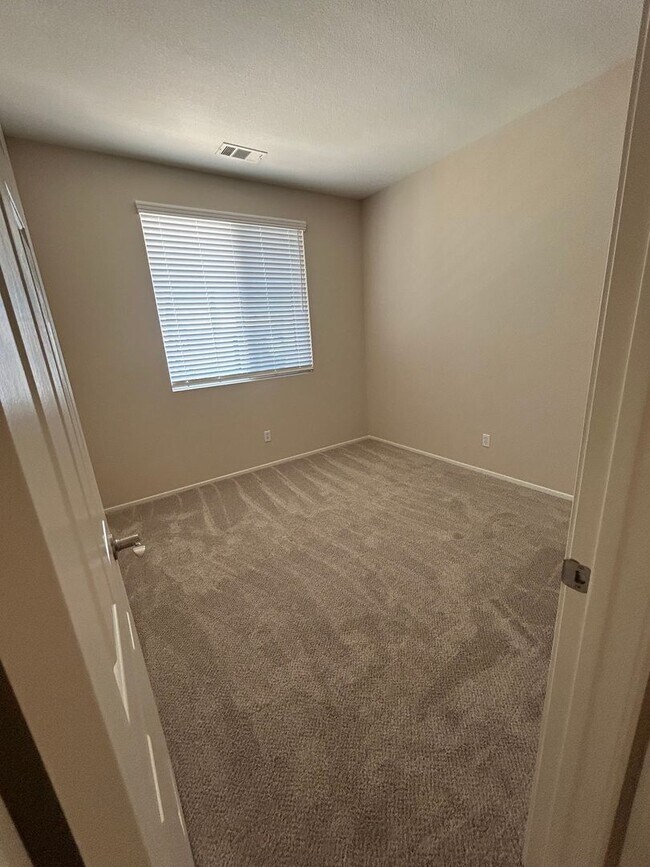 Building Photo - Central Temecula Home