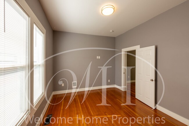 Building Photo - Great 2 Bedroom with Classic Finishes