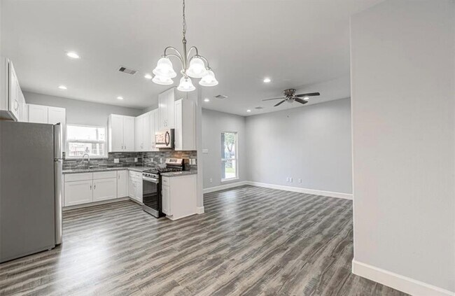 Building Photo - 8204 Moon Beam St