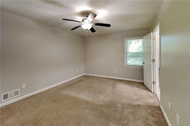 Building Photo - 434 Robin Hood Dr