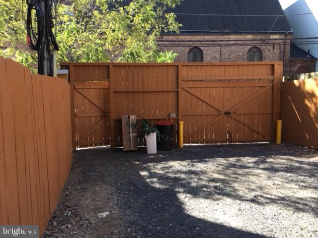 Building Photo - 1906 Fairmount Ave