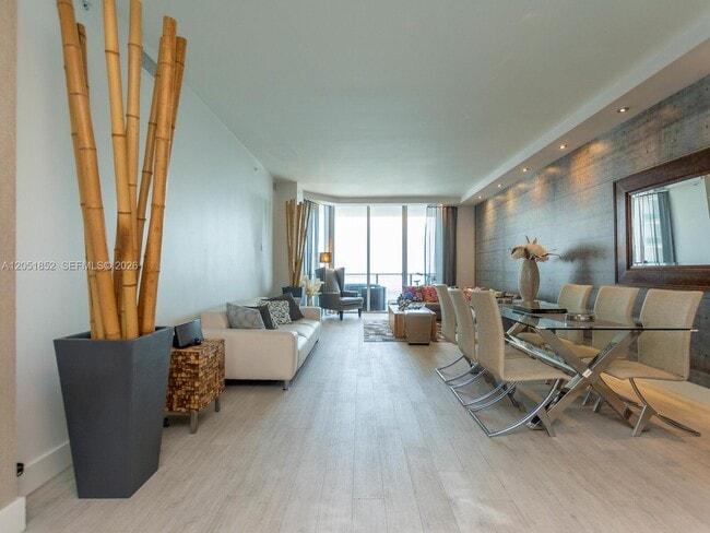 Building Photo - 1300 Brickell Bay Dr