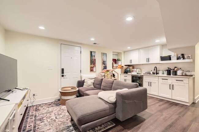Building Photo - 5 bedroom in Chicago IL 60613
