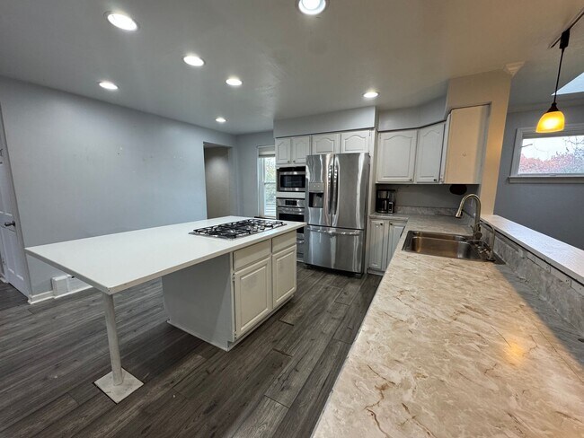 Building Photo - Spacious Private Oasis - 3 Bedroom 2 Bathr...