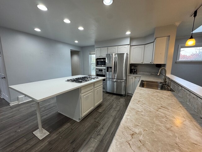 Building Photo - Spacious Private Oasis - 3 Bedroom 2 Bathroom House in Green Tree!