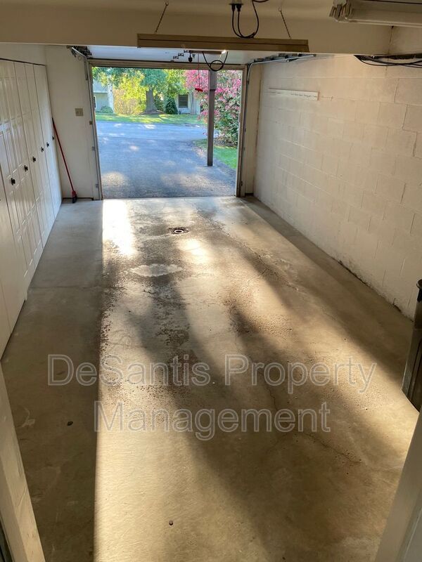 Building Photo - 925 Elm Ct