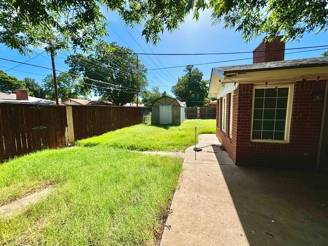 Building Photo - Pre-leasing for early July move in!