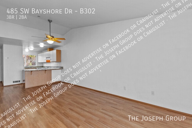 Building Photo - 485 SW Bayshore Dr