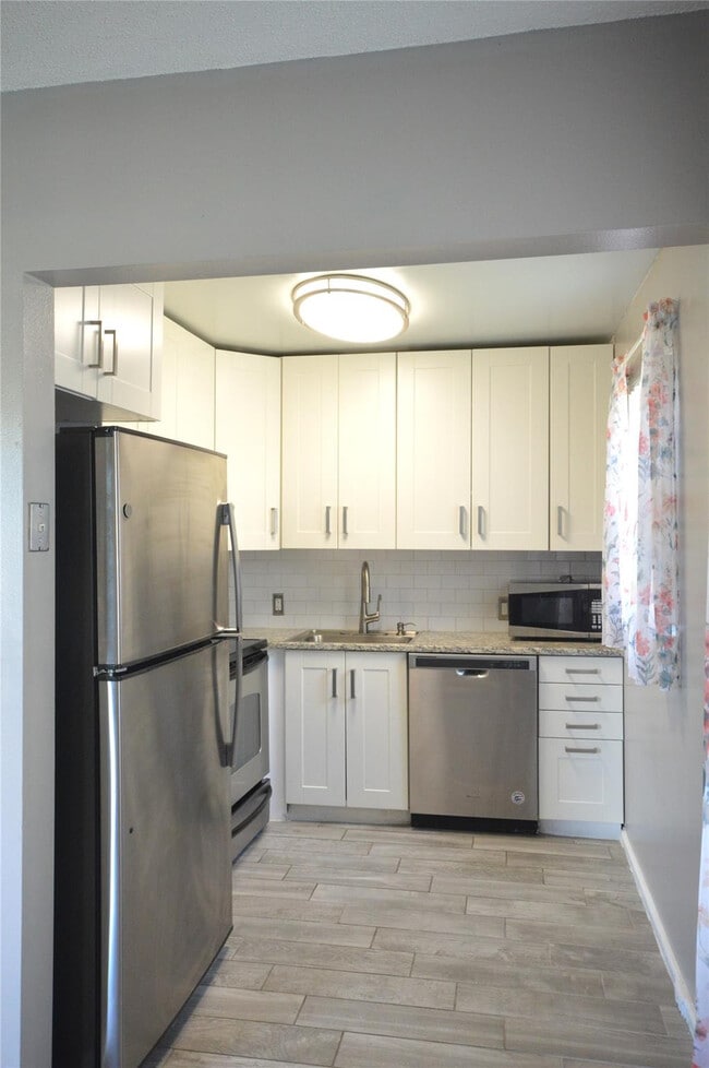 Building Photo - 144 Mansfield D