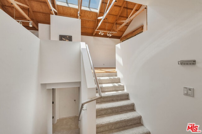 Building Photo - 656 Angelus Pl