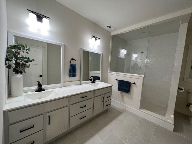Building Photo - Farmhouse-Style Home in Fairview