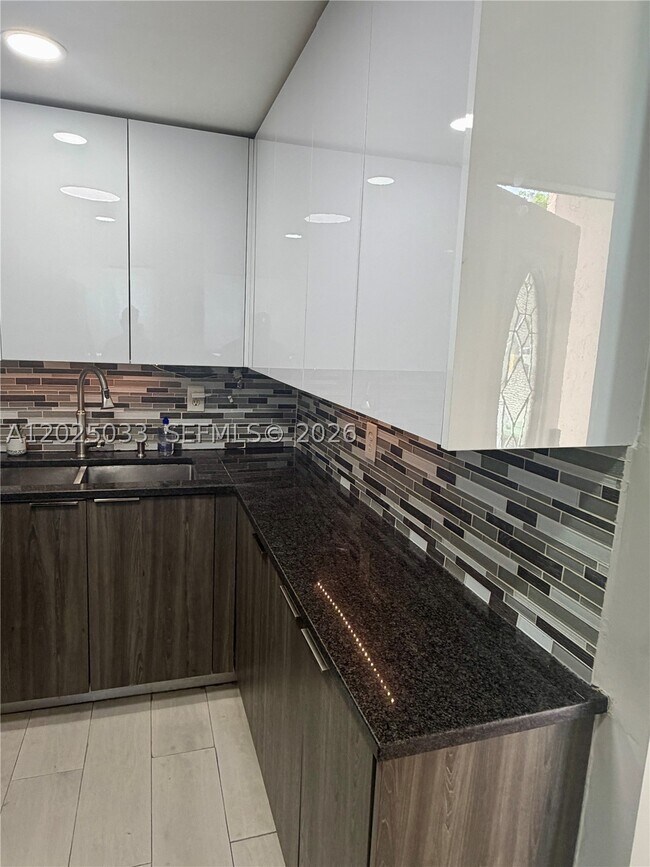 Building Photo - 1705 W 57th St