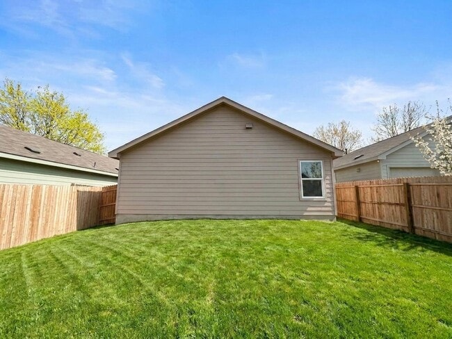 Building Photo - *MOVE IN SPECIAL* 3BD/2BA with Washer/Dryer Included – Fenced Yard, Garage & Community Pool!