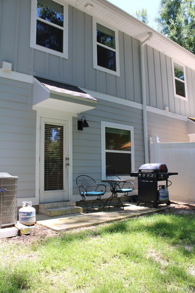 Building Photo - Beautiful New Townhome / Pet Friendly / Wi...