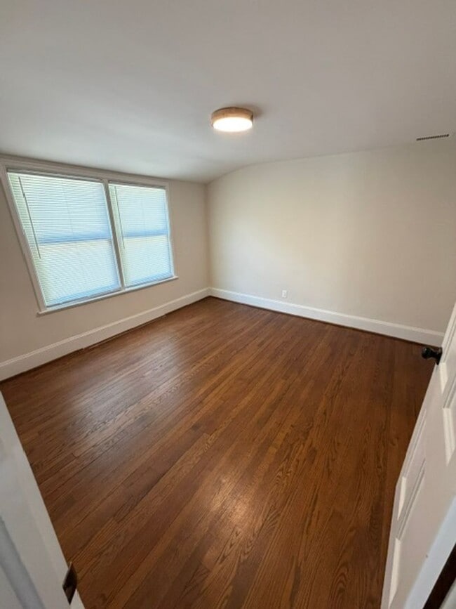 Building Photo - 905 Riverside Dr