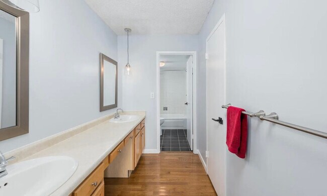 Building Photo - 550 E 12th Ave