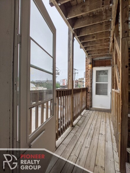 Building Photo - 555 W Aldine Ave