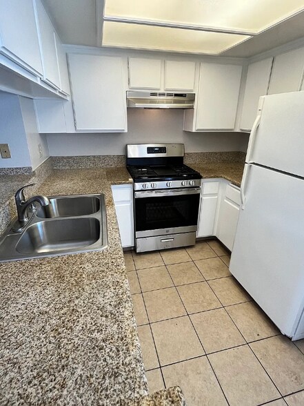 Building Photo - 636 E Verdugo Ave