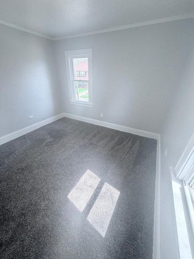 Building Photo - Gorgeous 4 bd, 1.5 bth Cleveland Heights Stunner!