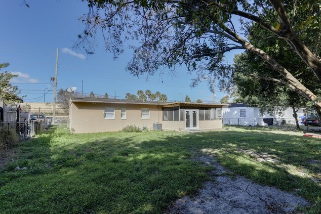 Building Photo - 5422 Lake Underhill Rd