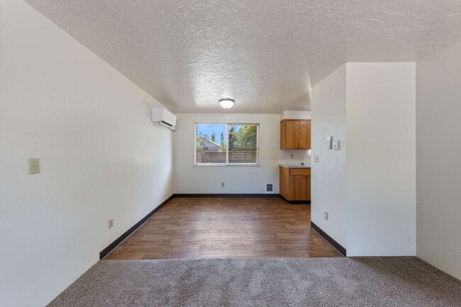 Building Photo - 2 Bedroom Duplex **MOVE IN SPECIAL** $500 ...