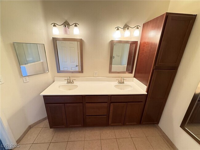 Building Photo - 2050 W Warm Springs Rd